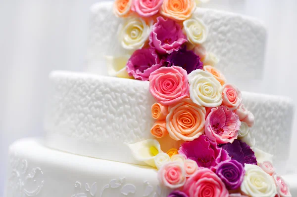 Wedding cake decorated with sugar flowers — Stock Photo, Image