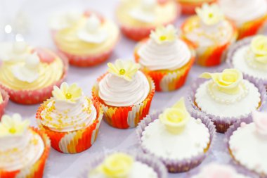 Beyaz bir tablo üzerinde bir şekilde dekore edilmiş cupcakes