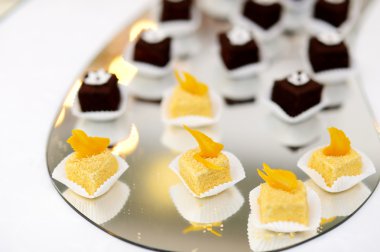 Tatlılar ve tatlılar masada