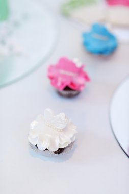 Beyaz bir tablo üzerinde bir şekilde dekore edilmiş cupcakes
