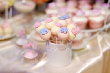 Tatlılar ve tatlılar masada