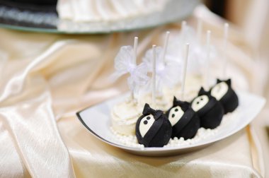 Gelin ve damat pasta çıkar 