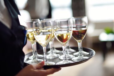 Garson yemeği şampanya ile