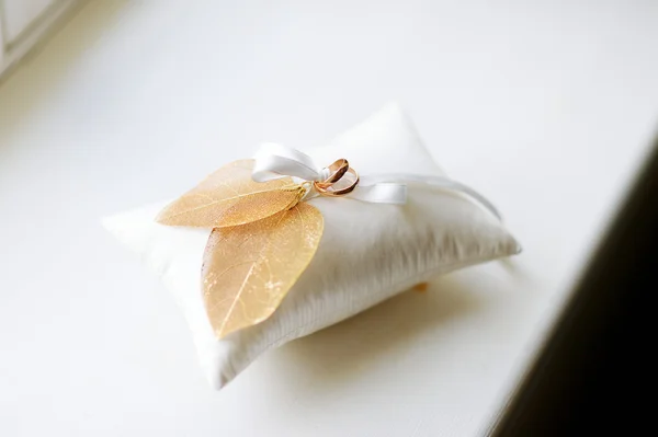 Two wedding rings on a pillow — Stock Photo, Image