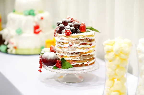 Kue pengantin dihiasi dengan buah-buahan — Stok Foto