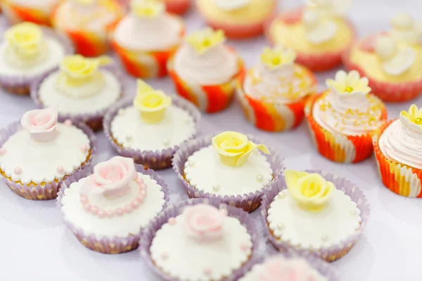 Ingerichte cupcakes op een witte tafel — Stockfoto