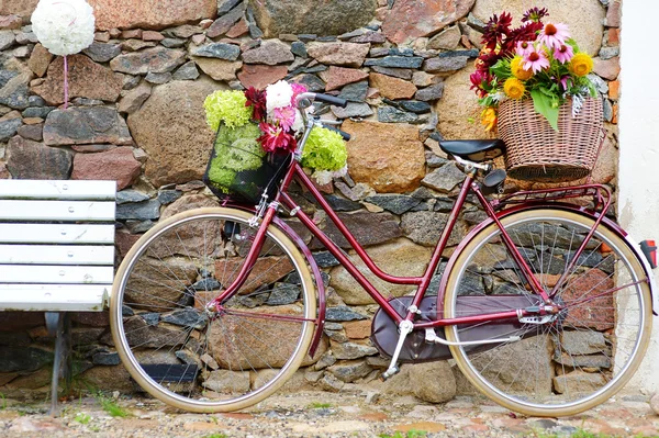 Bicicleta decorada com flores — Fotografia de Stock