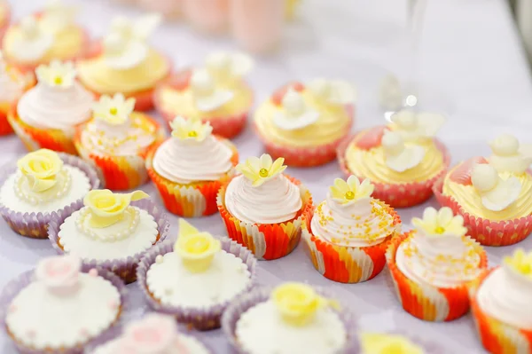 Bolos decorados em uma mesa branca — Fotografia de Stock