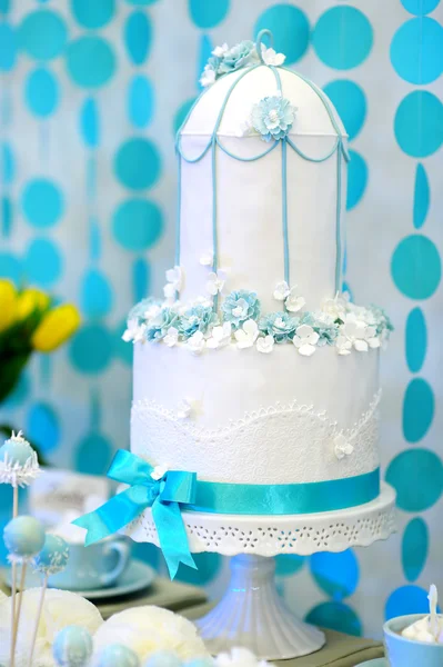 Двухэтажный свадебный торт — стоковое фото