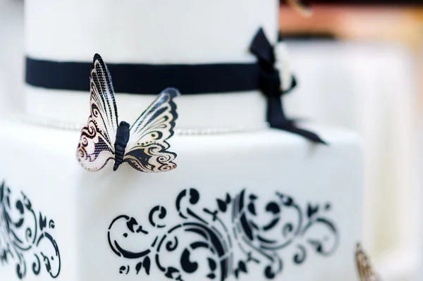 Siyah ve beyaz düğün pastası — Stok fotoğraf