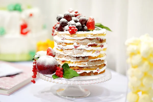 Wedding cake versierd met vruchten — Stockfoto