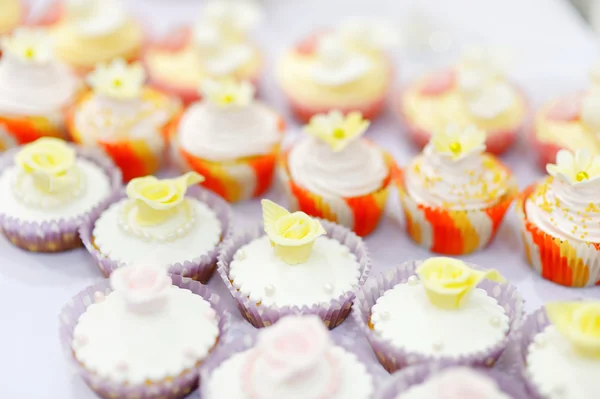 Dekorerade cupcakes på ett vitt bord — Stockfoto