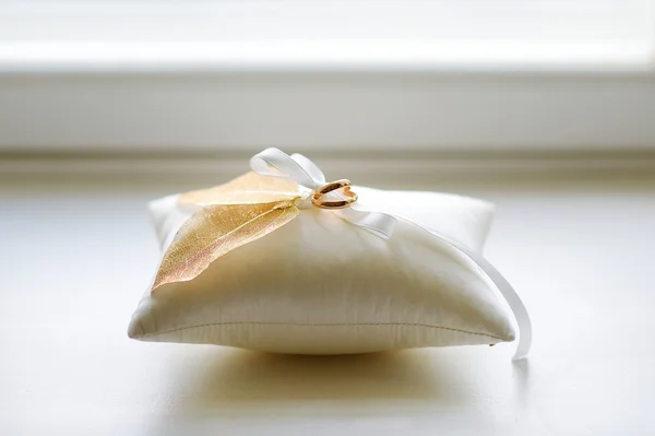 Two wedding rings on a pillow — Stock Photo, Image