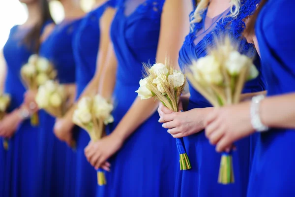 Σειρά από bridesmaids με μπουκέτα στο γάμο — Φωτογραφία Αρχείου