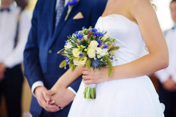 Noiva segurando buquê de casamento — Fotografia de Stock