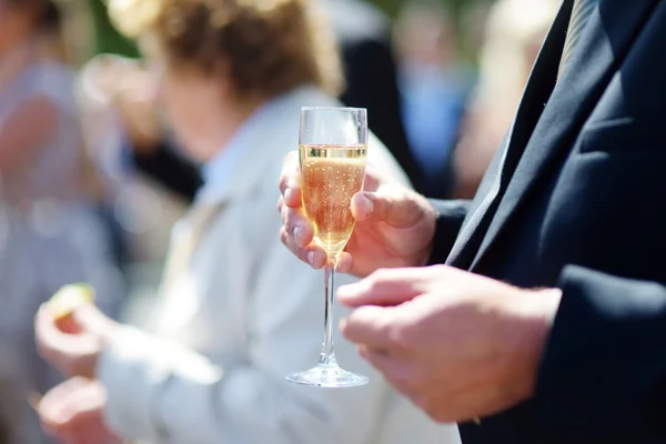 Homme avec verre de champagne — Photo