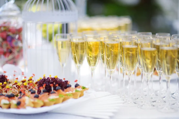 Sklenice na víno během slavnostní akce — Stock fotografie
