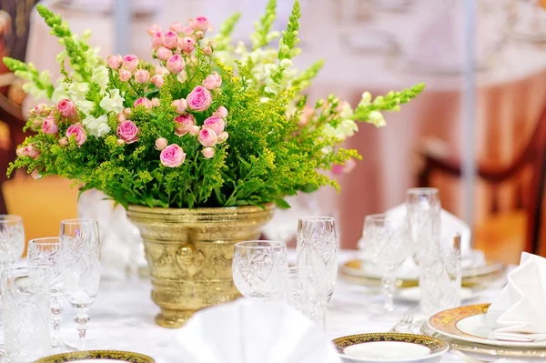 Tavola apparecchiata per una festa di eventi o un ricevimento di nozze — Foto Stock