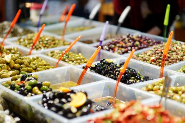 Çiftçinin Pazar İtalya üzerinde çeşitli zeytin