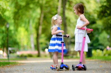 Kız bir parkta onların scooter sürme