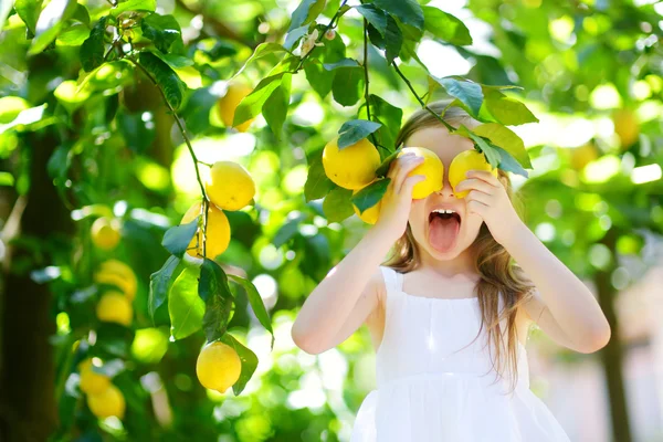 Κορίτσι picking φρέσκα ώριμα πορτοκάλια — Φωτογραφία Αρχείου