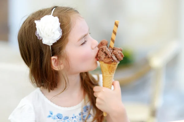 Little girl eating  ice cream — Stock Photo, Image