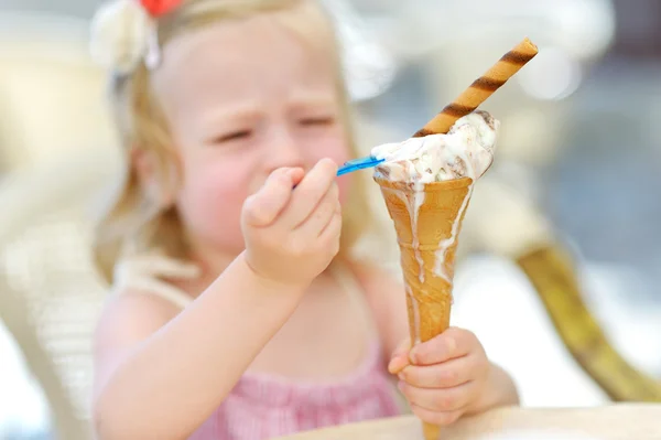 Liten flicka äter glass — Stockfoto