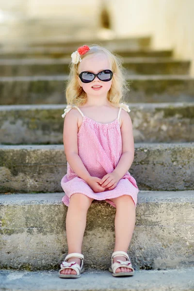 Flickan bär solglasögon — Stockfoto