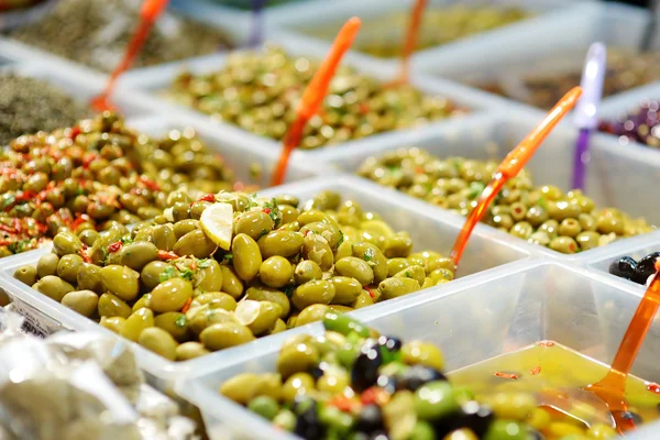 Blandade oliver på bondens marknad i Italien — Stockfoto