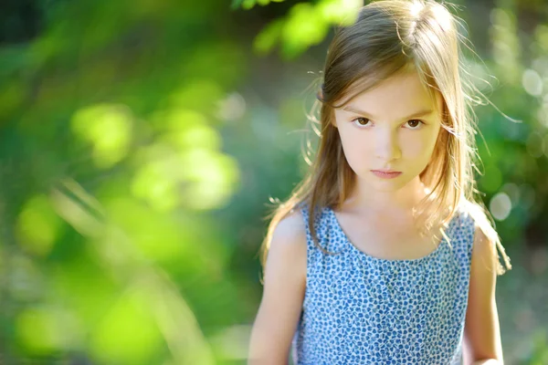Bedårande liten flicka utomhus — Stockfoto
