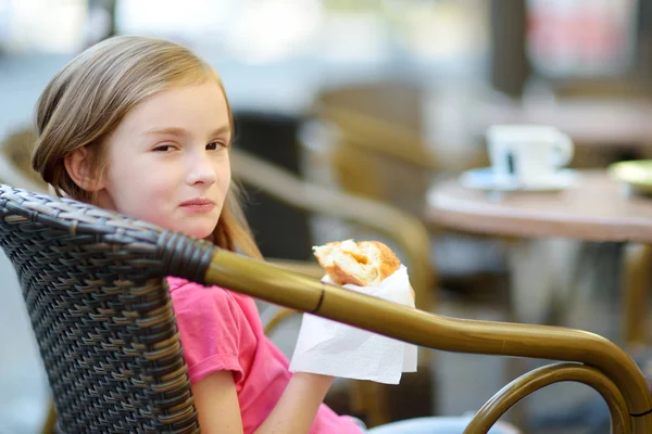 Bambina mangiare panino — Foto Stock