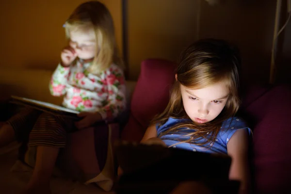 Irmãs usando computador tablet digital — Fotografia de Stock