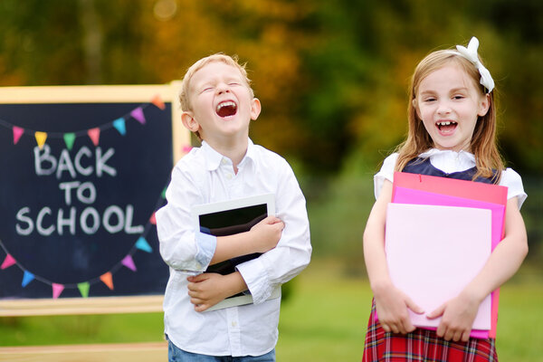 школьники возвращаются в школу
