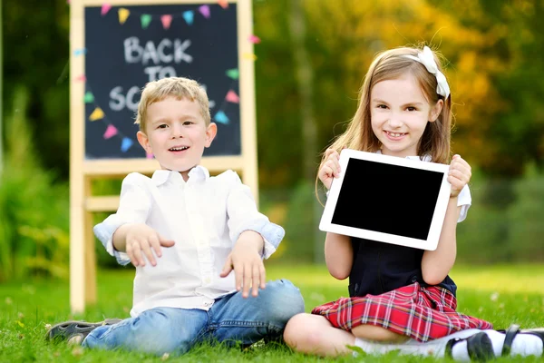 Schoolkids going back to school — Stock Photo, Image