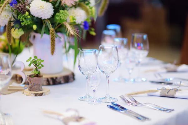 为活动聚会或婚宴而设的餐桌 — 图库照片