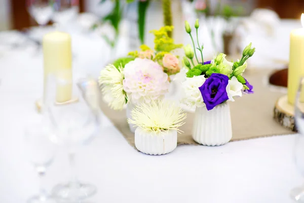 Tisch gedeckt für eine Eventparty oder einen Hochzeitsempfang — Stockfoto