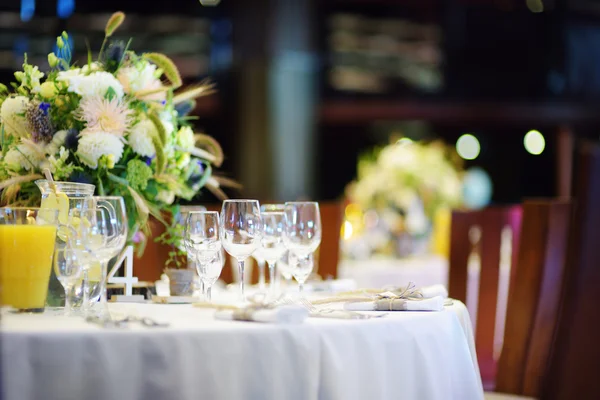 Tisch gedeckt für eine Eventparty oder einen Hochzeitsempfang — Stockfoto