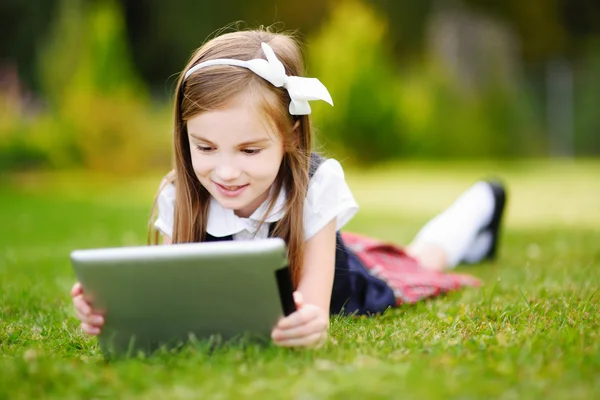 Niña sosteniendo la tableta PC — Foto de Stock