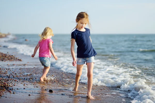 Hermanas divirtiéndose en la playa de arena — Foto de Stock