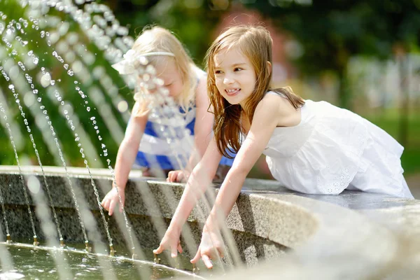 Filles jouer avec une fontaine de la ville — Photo