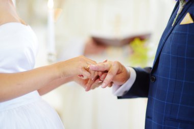 Damadın parmağında yüzük koyarak gelin 