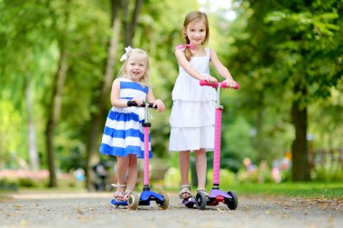Kız bir parkta onların scooter sürme