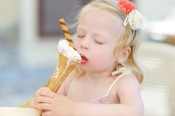 Klein meisje dat ijs eet — Stockfoto