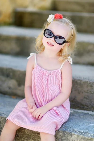 Fille portant des lunettes de soleil — Photo