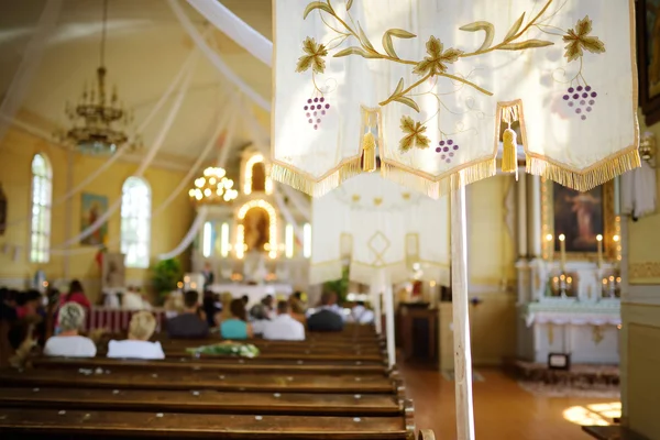 Heldere zonnige kerk — Stockfoto