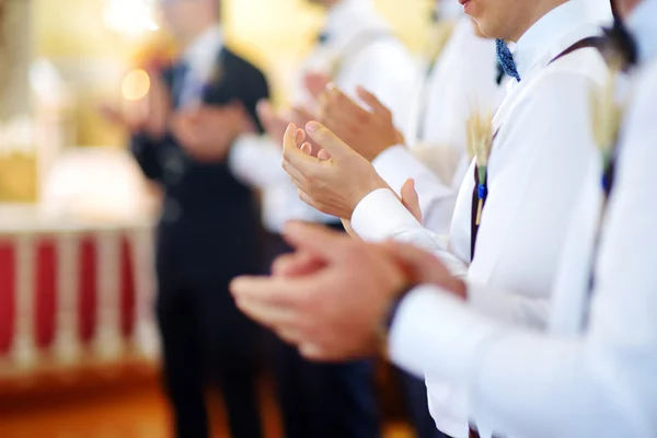 Groomsmen, esküvői szertartás során — Stock Fotó