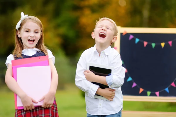 Schoolkids návrat do školy — Stock fotografie