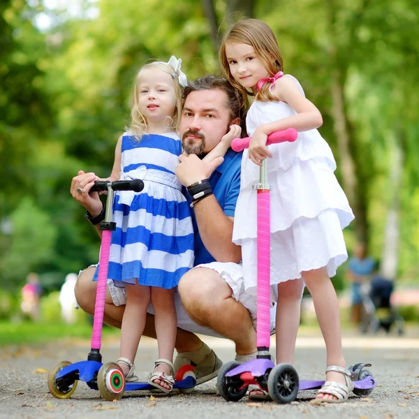 Zusters met vader in een zomer park — Stockfoto