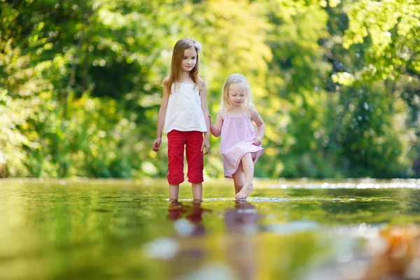 Flickor har roligt av en flod — Stockfoto