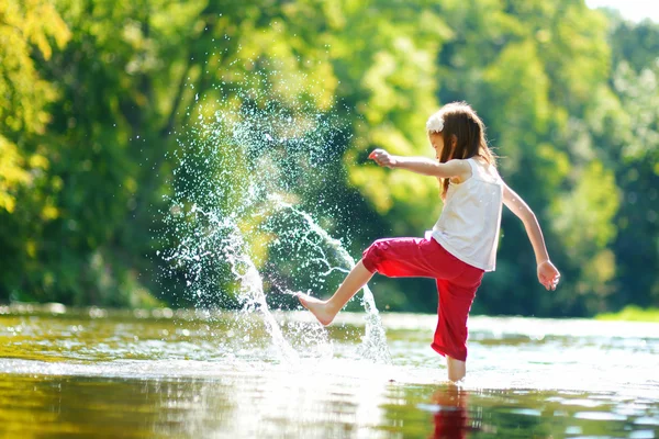 Petite fille s'amuser près d'une rivière — Photo